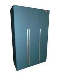 Szafa zielona z złotymi klamkami