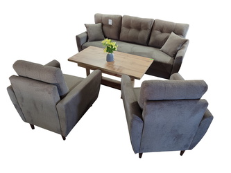 szare fotele z stolikiem i szara kanapą 