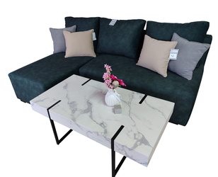 kanapa zielona i stolik na kawe